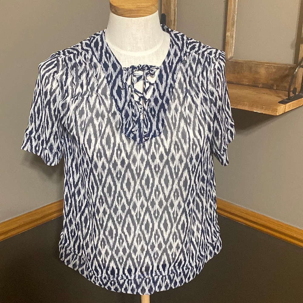 Banana republic navy and white short sleeve v neck lace up sheer top size XS